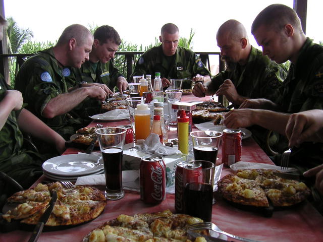 Alla åt pizza