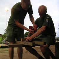 Jonas och Simon bygger en stol