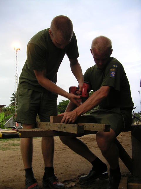 Jonas och Simon bygger en stol