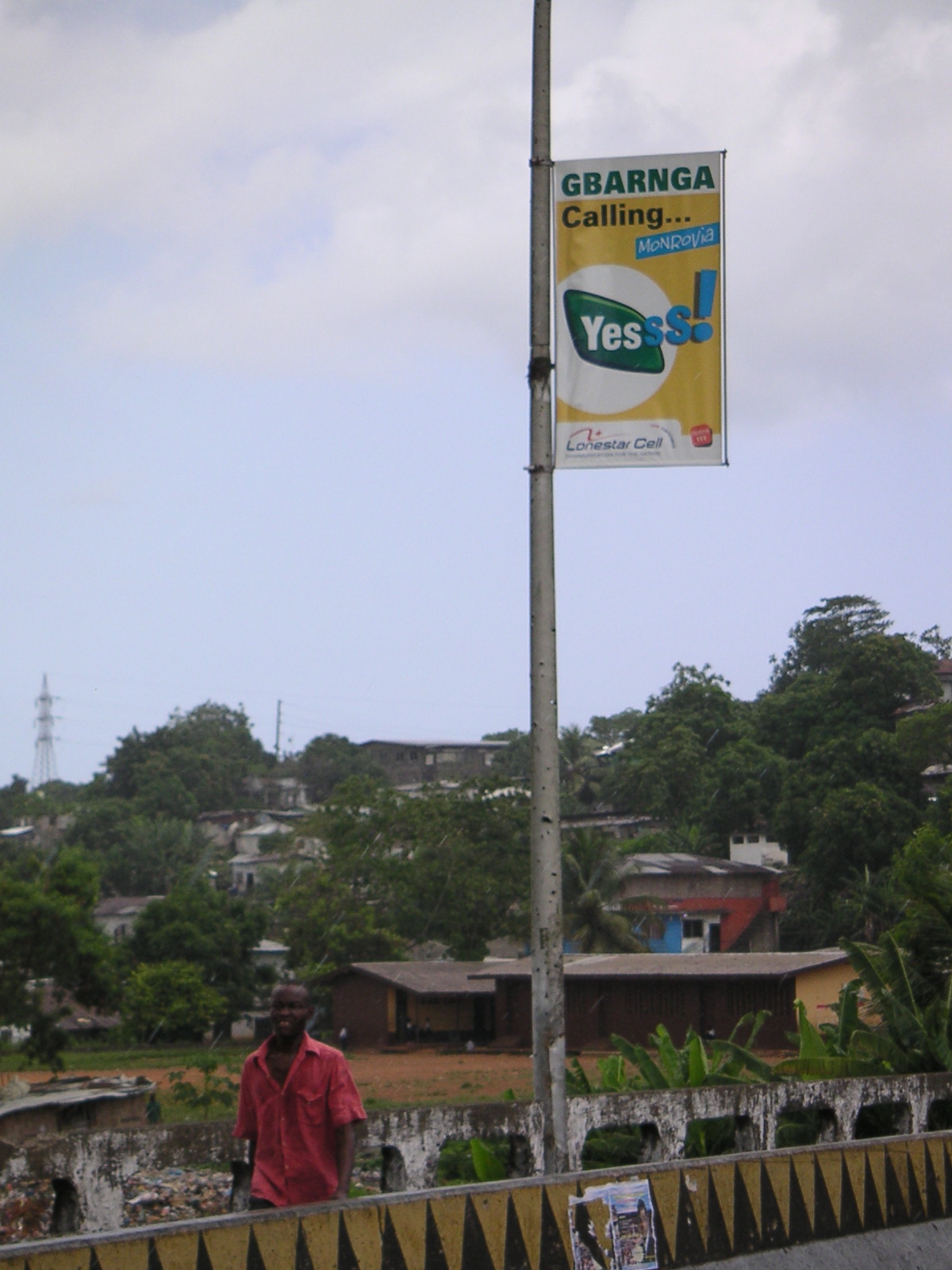 Var lyktstolpe över bron där de sista stridigheterna i Monrovia var är perforerade med kulhål
