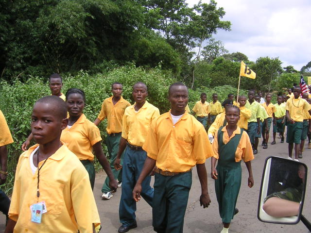 Nån parad vi mötte på vägen hem, vi tog inte den vanliga vägen tillbaks, vi tog den lite längre Somalia Drive