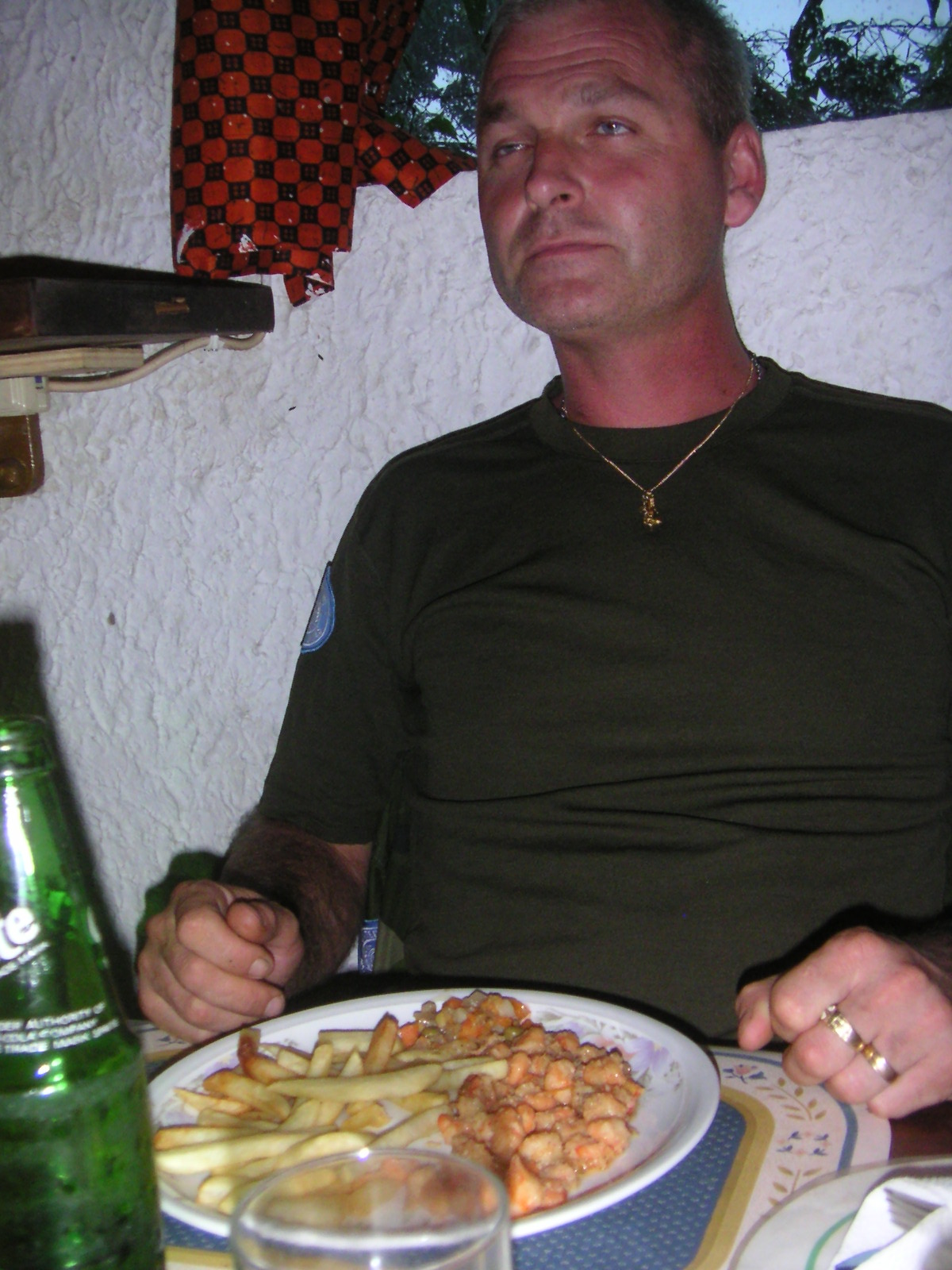 Anders och jag åt vitlöksräker med pommes.