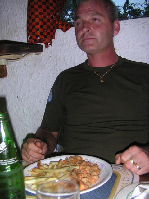 Anders och jag åt vitlöksräker med pommes.