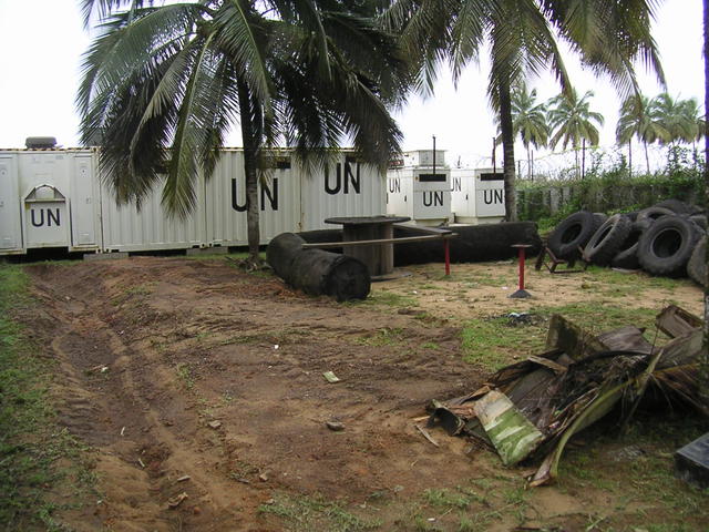 "Bakom" rubhallen, mot Hotel Africa