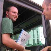 Erik och Fredric diskuterar ett problem på lastbilen