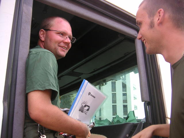 Erik och Fredric diskuterar ett problem på lastbilen