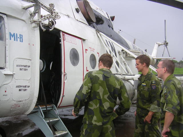 Han visade oss helikoptrarna, detta är en MI-8, trupptransport