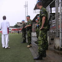 Vi stannade till vid fotbollsarenan mitt i Monrovia efter ett eskortuppdrag, medans general-läkaren var på besök på JFK