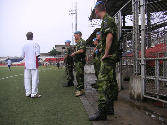 Vi stannade till vid fotbollsarenan mitt i Monrovia efter ett eskortuppdrag, medans general-läkaren var på besök på JFK