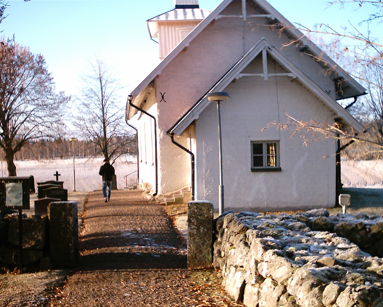 Jag och Fredrik tände ljus på farfars grav. Vi var även i Lyrestad och tände ljus på morfars grav.