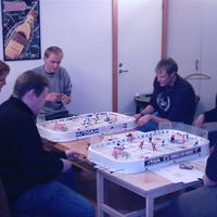 Bordshockeytävling hos Falemo, här syns Eric, Jimmy, Kjell, Karlsson och Falemo