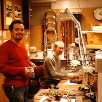 Antonio och Andreas grejar vid elektronikarbetsbänk