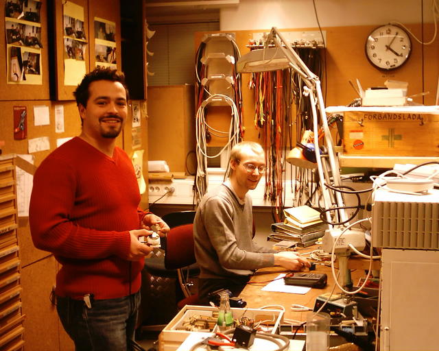 Antonio och Andreas grejar vid elektronikarbetsbänk