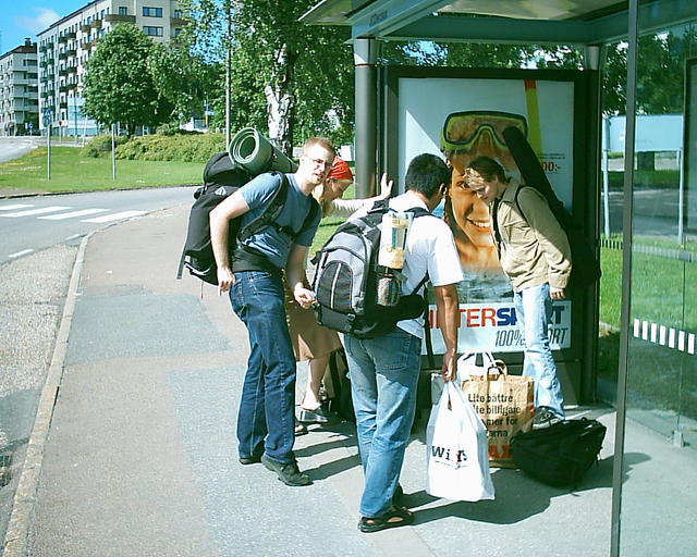 Väntar på bussen som ska ta oss mot staden