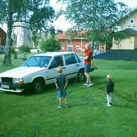 Fredrik tvättar bilen