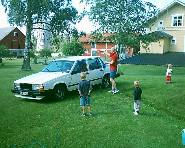 Fredrik tvättar bilen