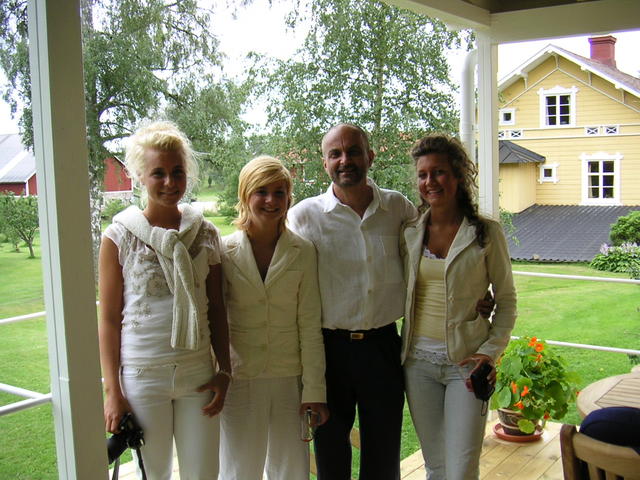 Lars med döttrarna Linn, Siri och Sanna
