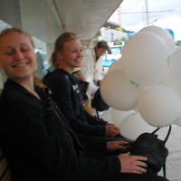 Med ett fång helium-ballonger vid korsvägen. 
Jennifer är glad för att hon inte har lyft iväg ännu!!