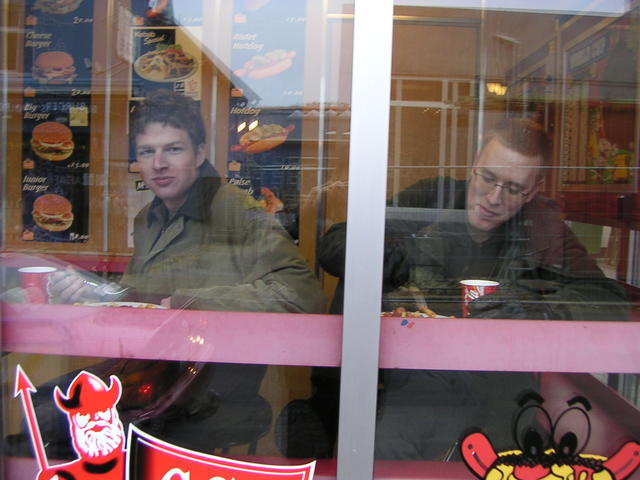 Johan och Ludde äter