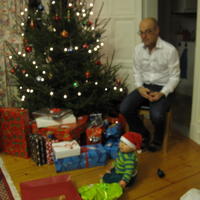 Julklappsutdelning, Elias får lite hjälp av farfar