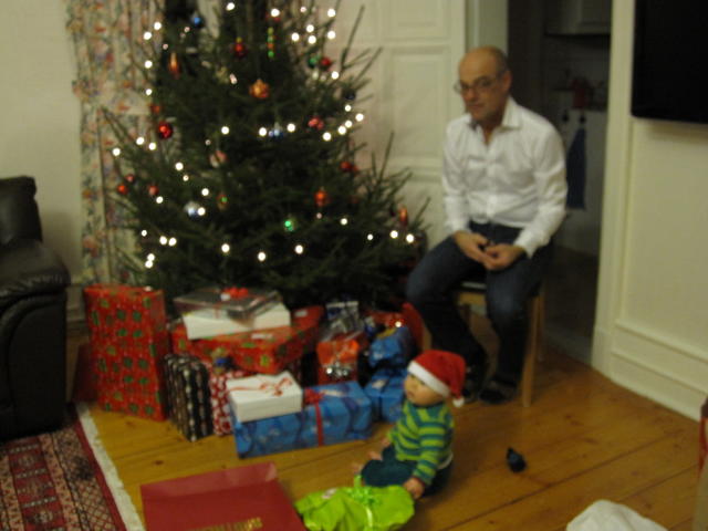 Julklappsutdelning, Elias får lite hjälp av farfar