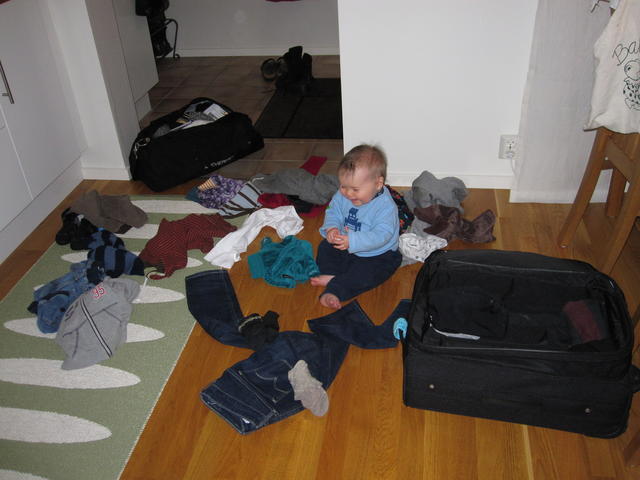Elias hjälper till att packa upp mammas resväska