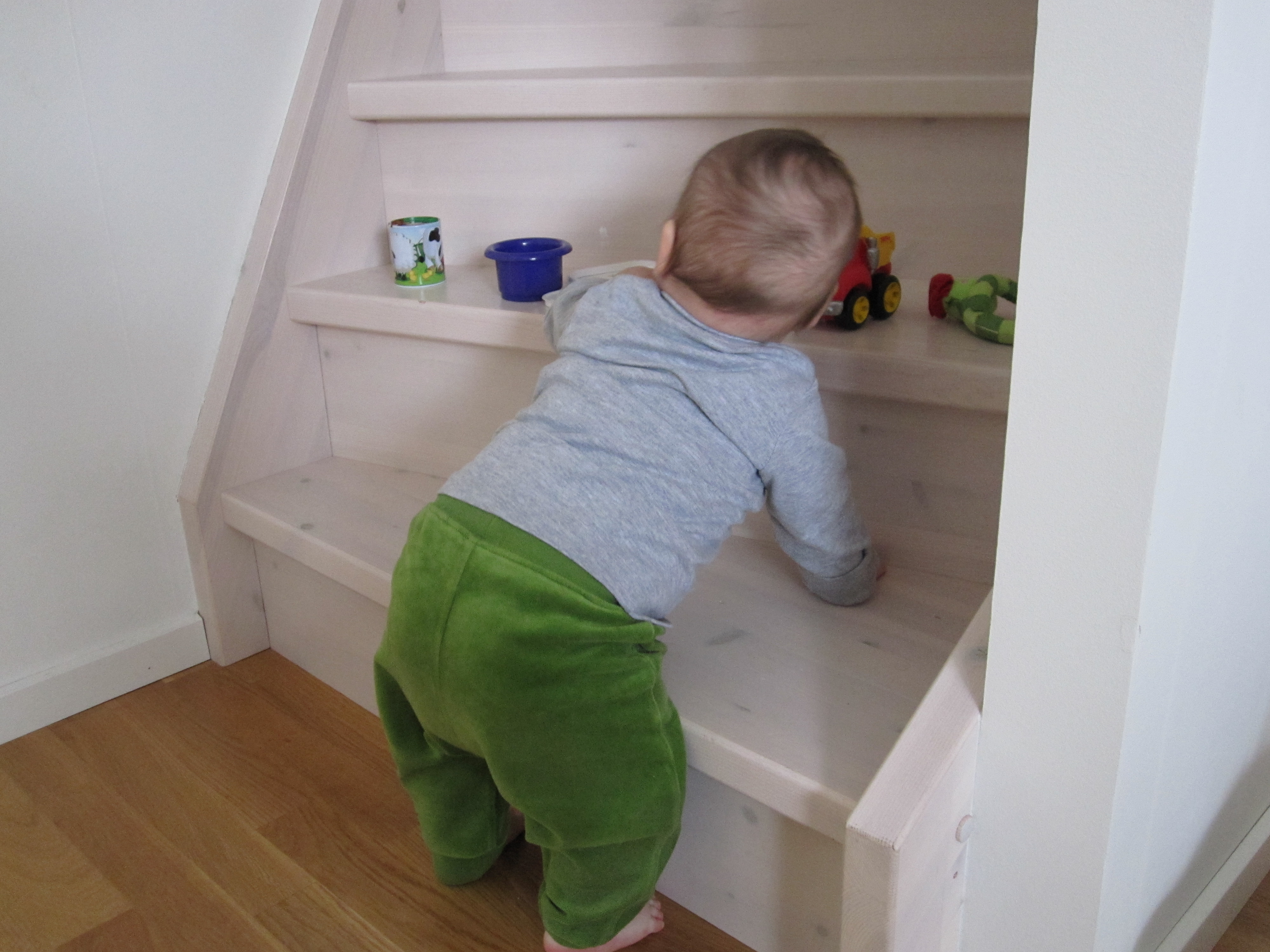 Stå vid trappan är riktigt kul, speciellt när mamma eller pappa har lagt upp saker i trappan som man kan slänga ner