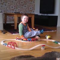 Elias bygger och leker med tågbanan