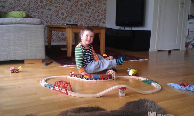 Elias bygger och leker med tågbanan