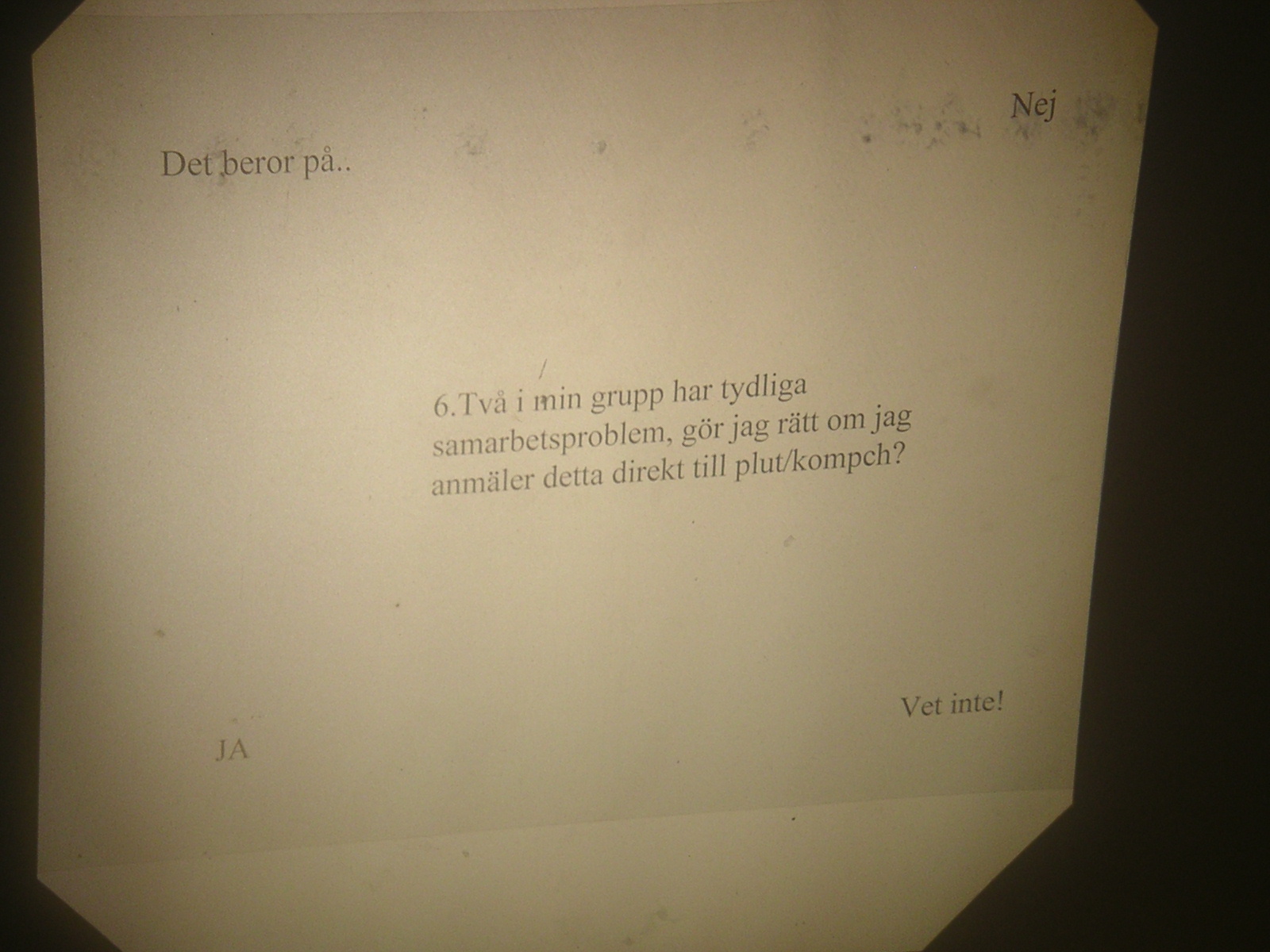 Man ställer sig i det hörn av rummet motsvarande svaret på OH
