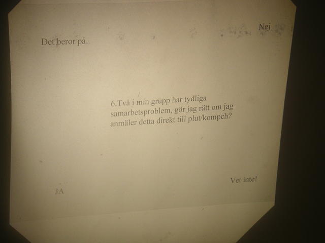 Man ställer sig i det hörn av rummet motsvarande svaret på OH